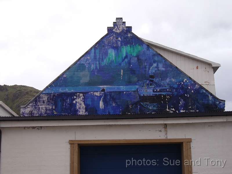 day4 0189.jpg - Wall art at Stamsund